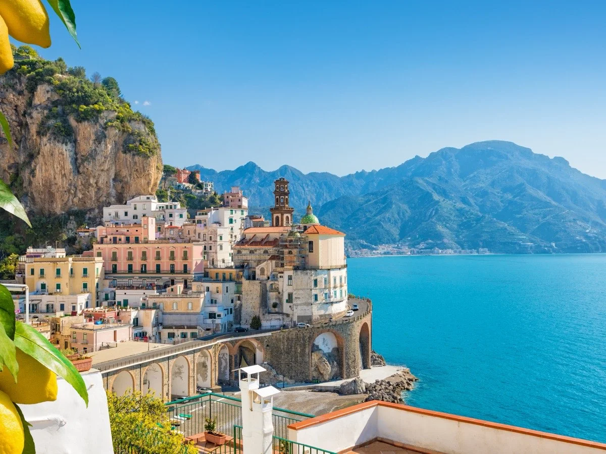 La costiera amalfitana, un borgo aggrappato alla scogliera
