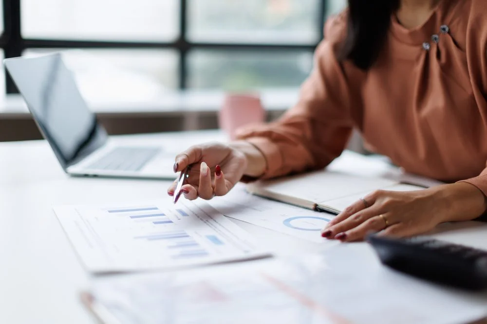 Une analyste passe en revue les indicateurs de croissance du groupe