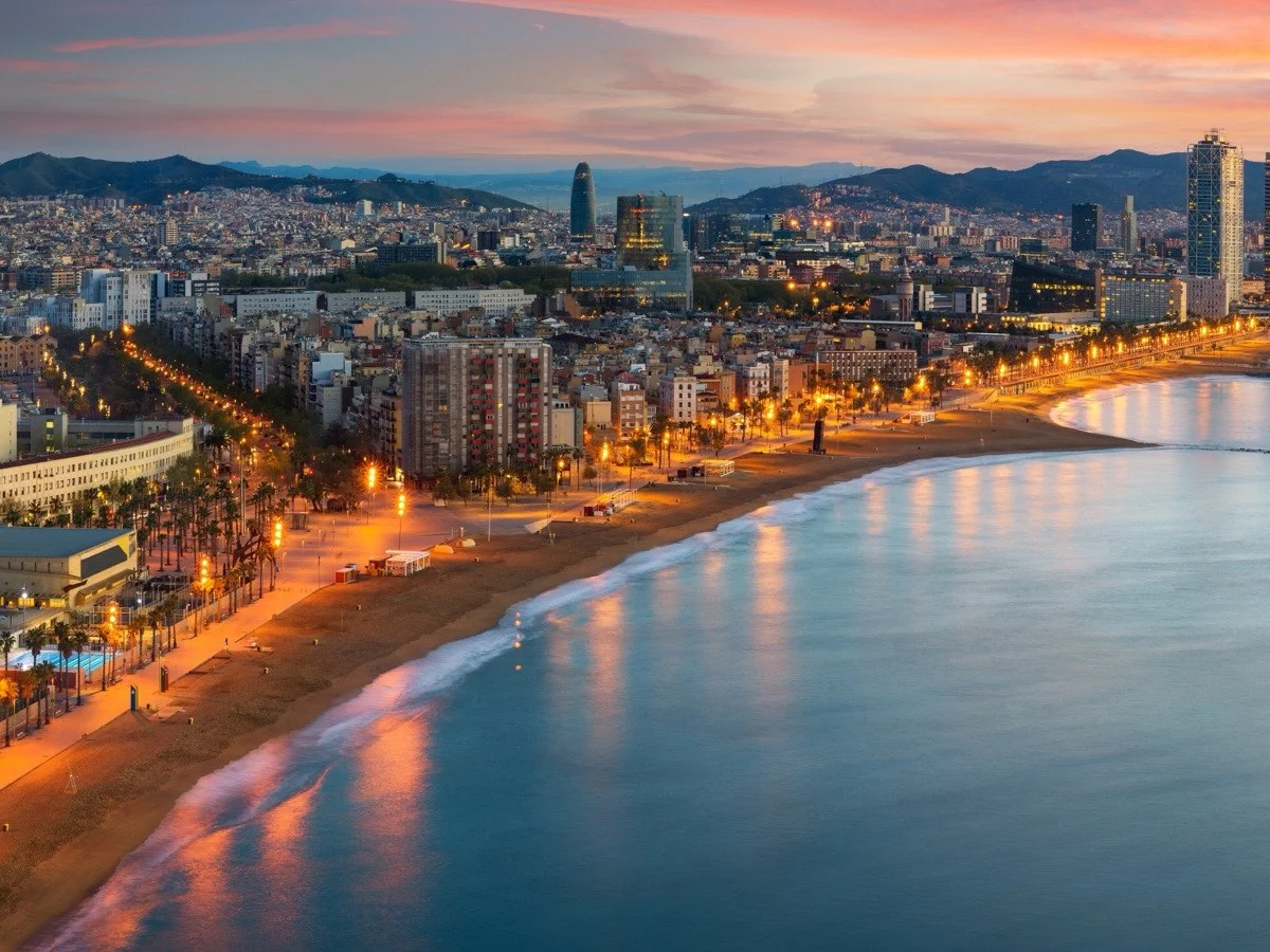 Barcellona al tramonto, la spiaggia e la città