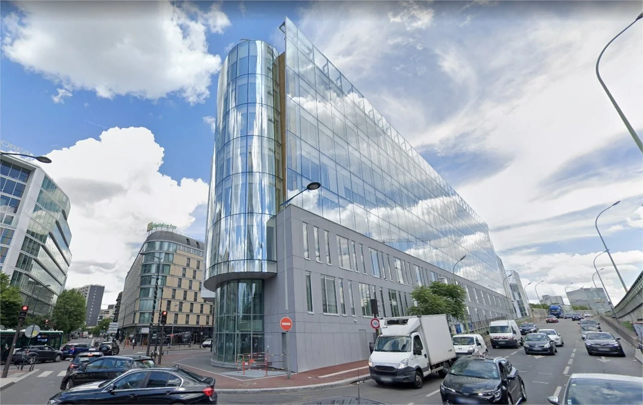 La façade de verre du siège du groupe, à Paris