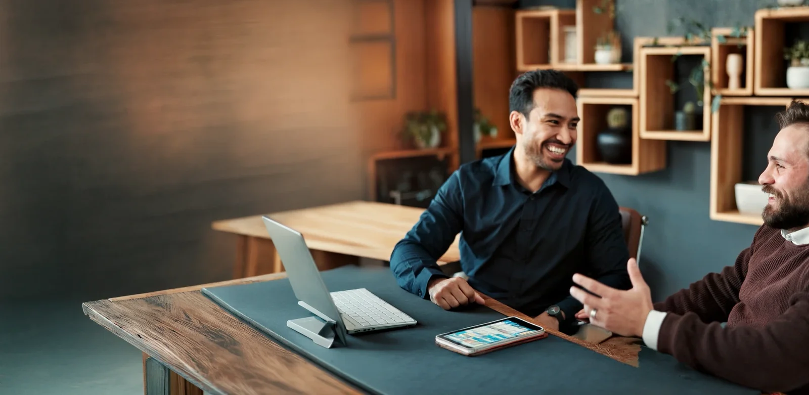 Dos emprendedores de la red conversando