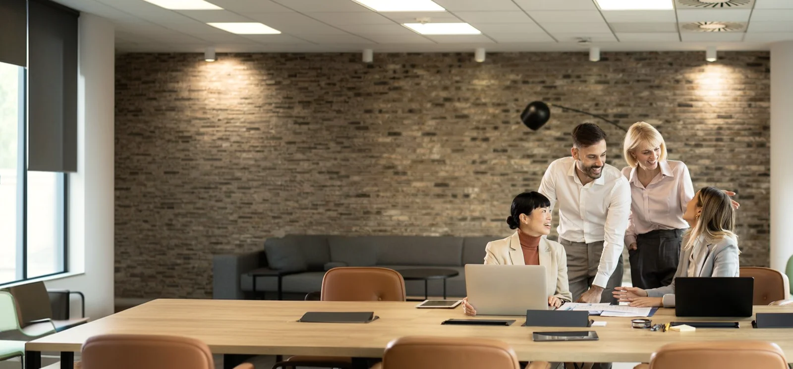 Lynx RH consultants in a meeting around a table