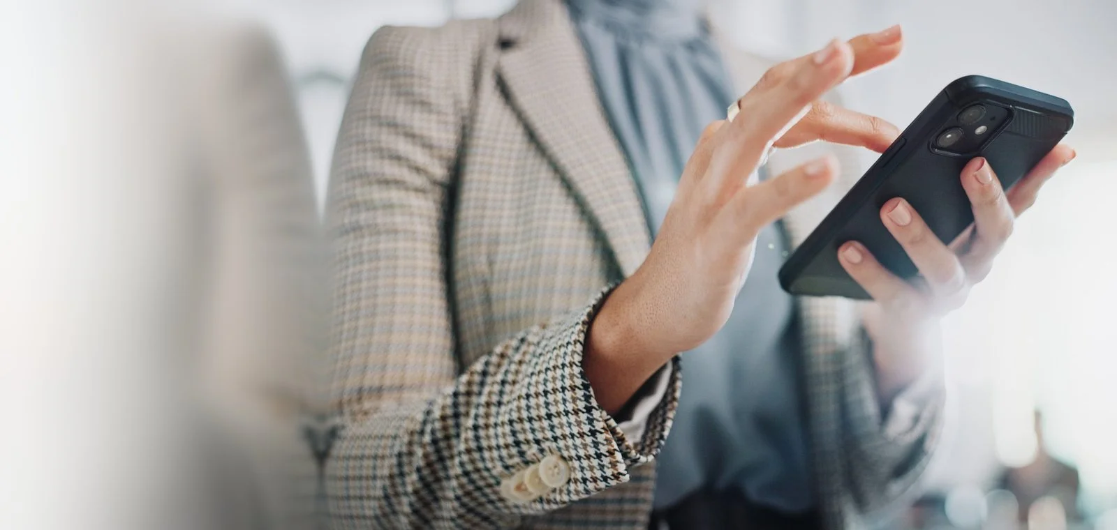 Une personne consulte son téléphone