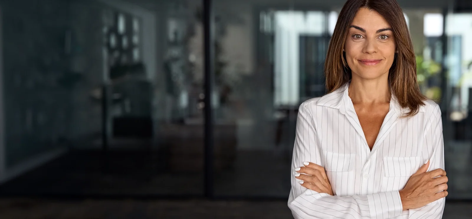 An independent recruiter in her workspace